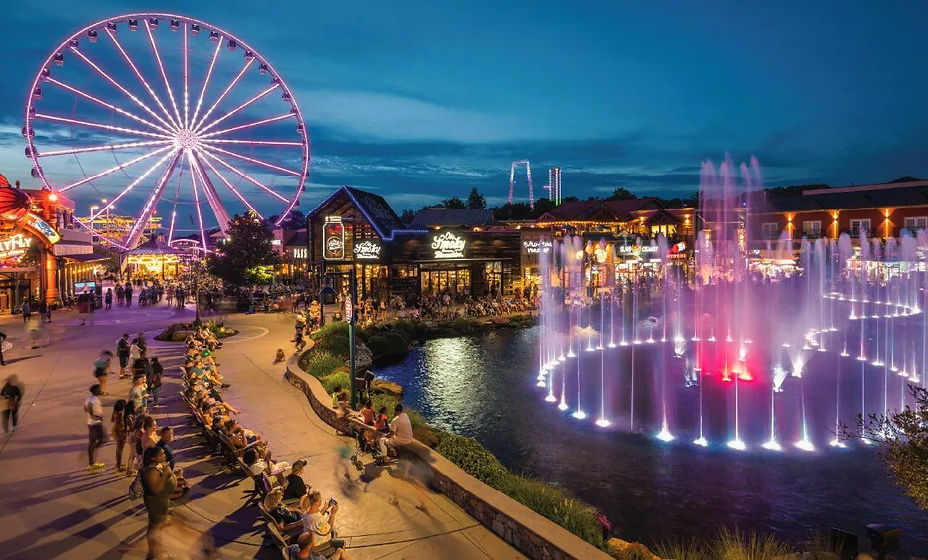 Pigeon Forge attractions and fountain